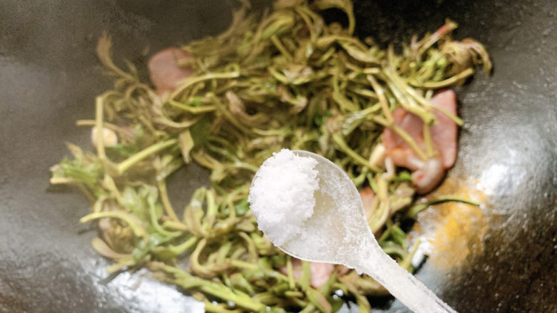 香椿炒腊肉,加少许盐,简单调味