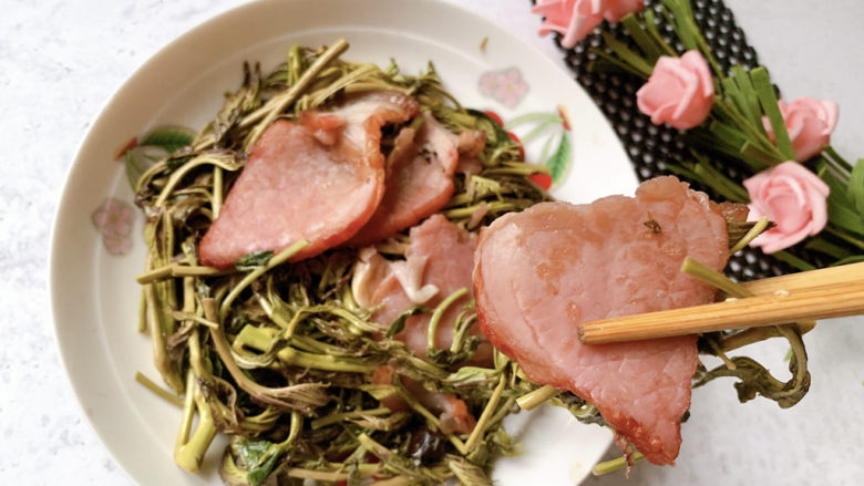 香椿炒腊肉,香椿炒腊肉片,熏香与野菜清香~