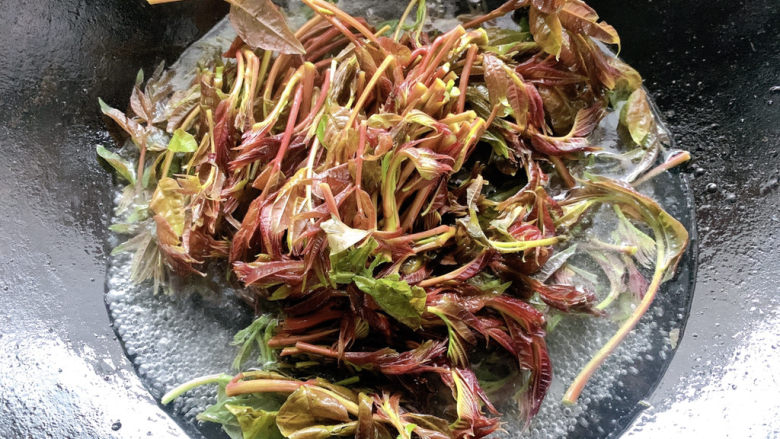 香椿炒腊肉,锅烧热水,入锅中汆烫一下