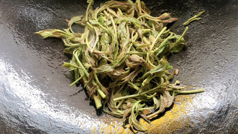 香椿炒腊肉,而后加入香椿,旺火快速翻炒