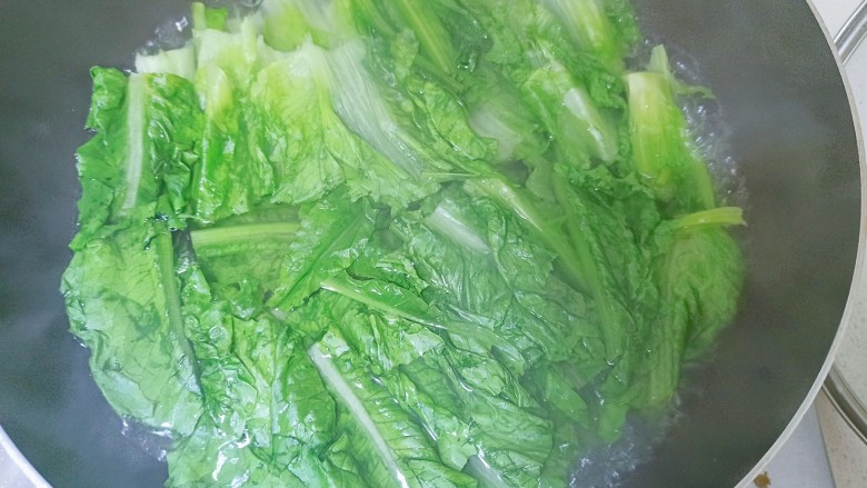 凉拌油麦菜,锅内加水,水开先加入根部烫熟,再加入叶部烫熟