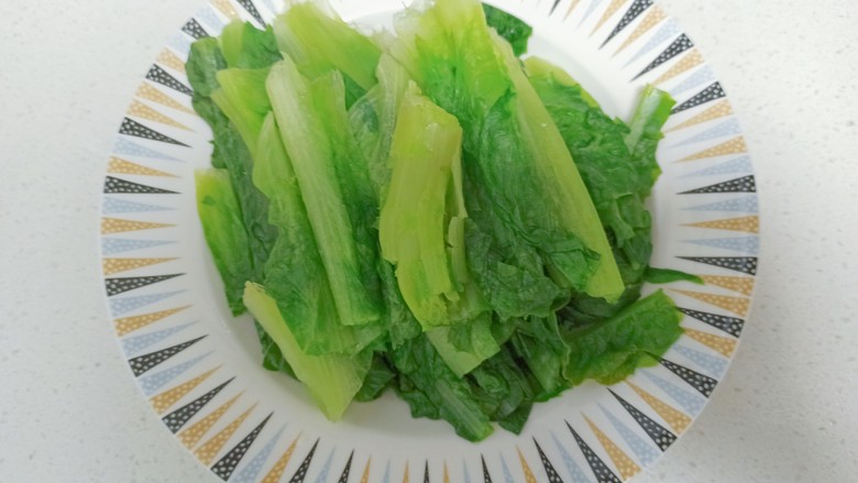 凉拌油麦菜,烫熟后捞出沥干水份,装入盘子里
