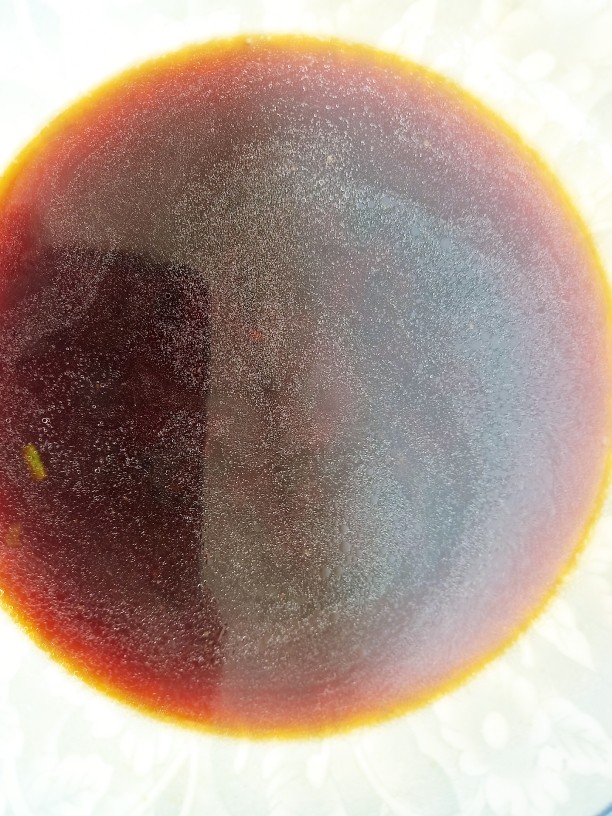 五花肉豆角焖面,水开后盛出一小碗汤汁备用,转小火慢炖5——8分钟。