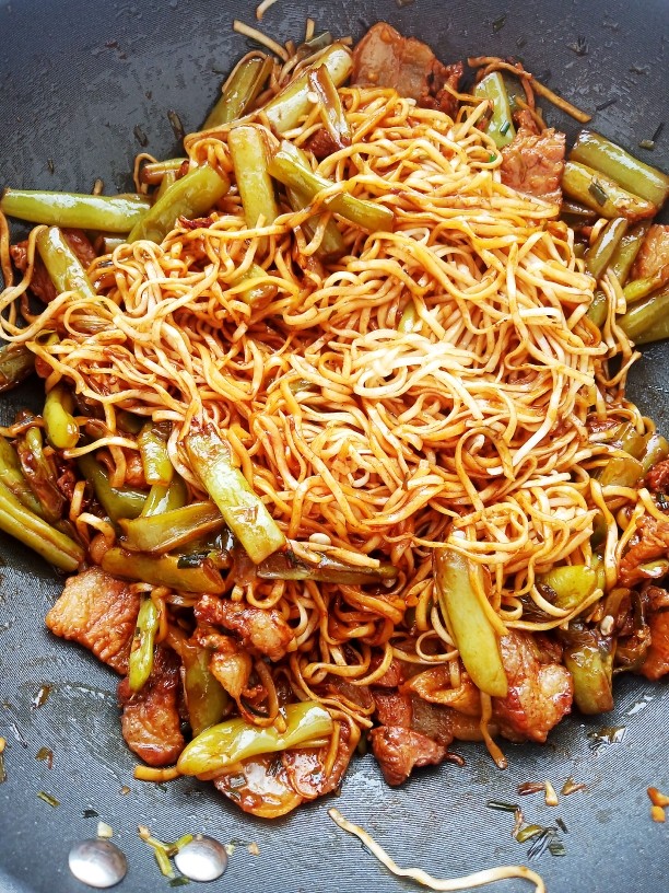 五花肉豆角焖面,时间到关火,将面和菜翻拌均匀。