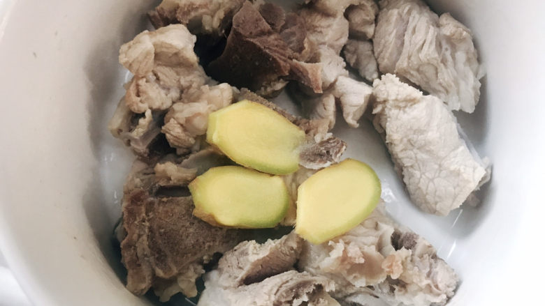 萝卜海带汤,捞出,用冷水清洗干净
