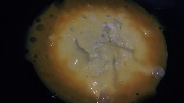 香菇炒鸡蛋,倒入鸡蛋液,小火煎至凝固