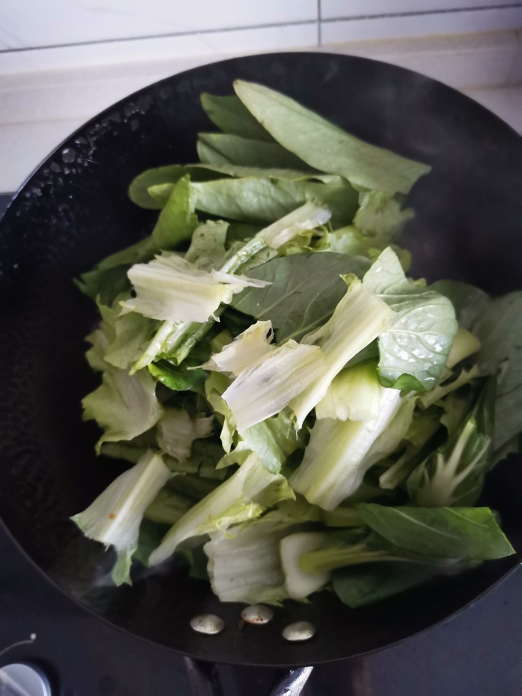 蒜蓉油麦菜,切成4段，起锅烧油，下入油麦菜