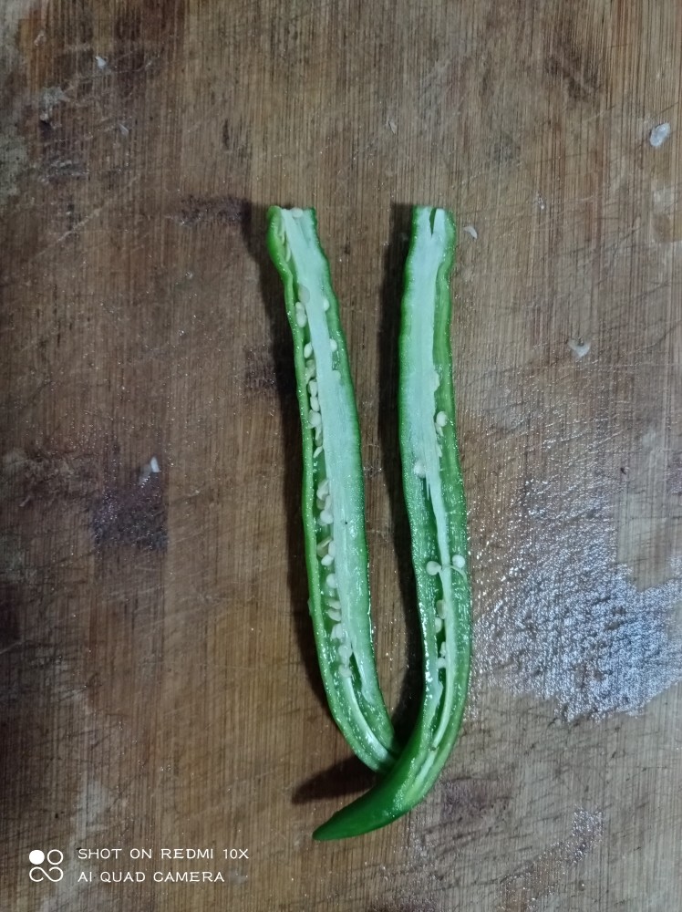 辣炒花甲,对半切开,切碎