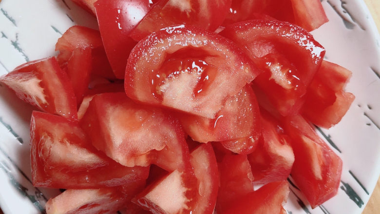蒜苔炒鸡蛋,准备好<a style='color:red;display:inline-block;' href='/shicai/ 3551'>西红柿</a>,切好待用。