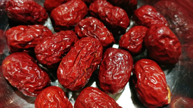 糯米枣,<a style='color:red;display:inline-block;' href='/shicai/ 2470'>红枣</a>选择新疆大枣,把它清洗干净