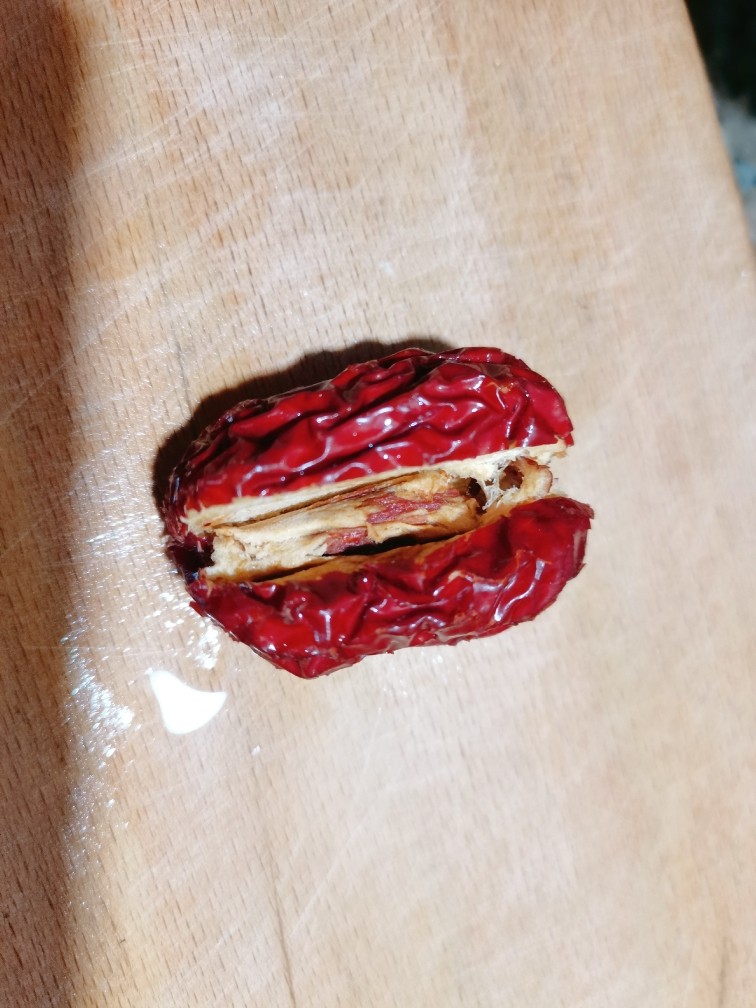 糯米枣,用刀把它切开,不要切断