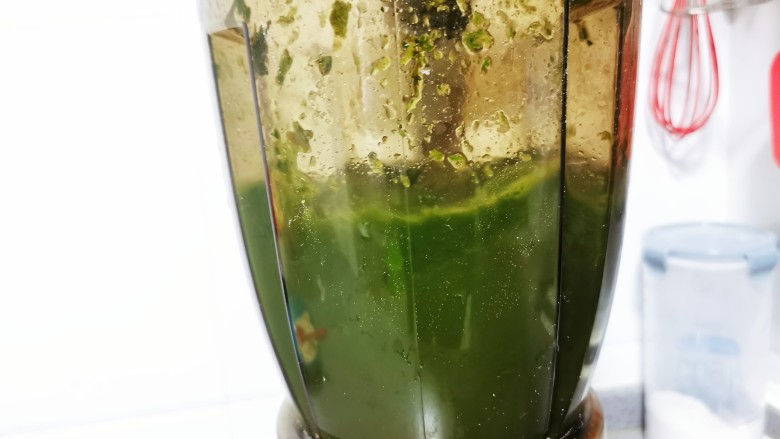 艾草青团,加入少许水,打成汁