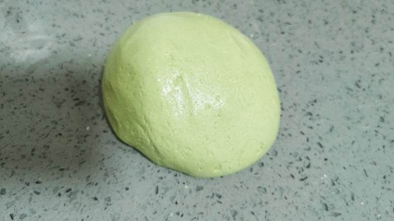 艾草青团,揉成团,如果汁水多了可以加粉,一直到可以用手团成的偏硬的糯米团