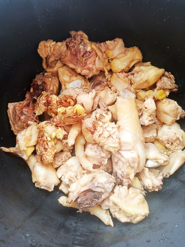 菌菇土鸡汤,将鸡肉倒入高压锅中,放上姜块。