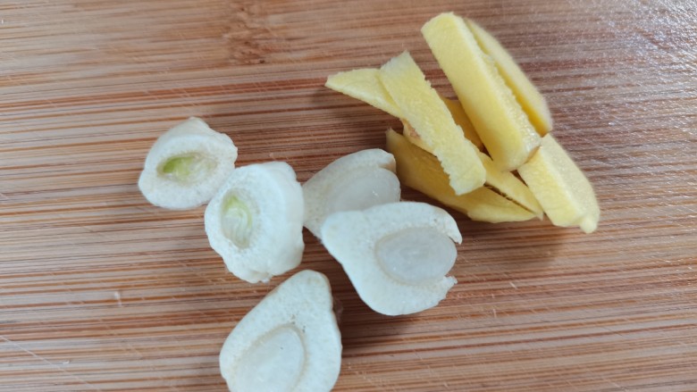蒜苔回锅肉,姜丝,蒜片