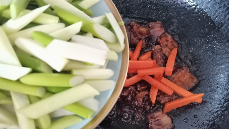 蒜苔回锅肉,放入蒜苔翻炒片刻