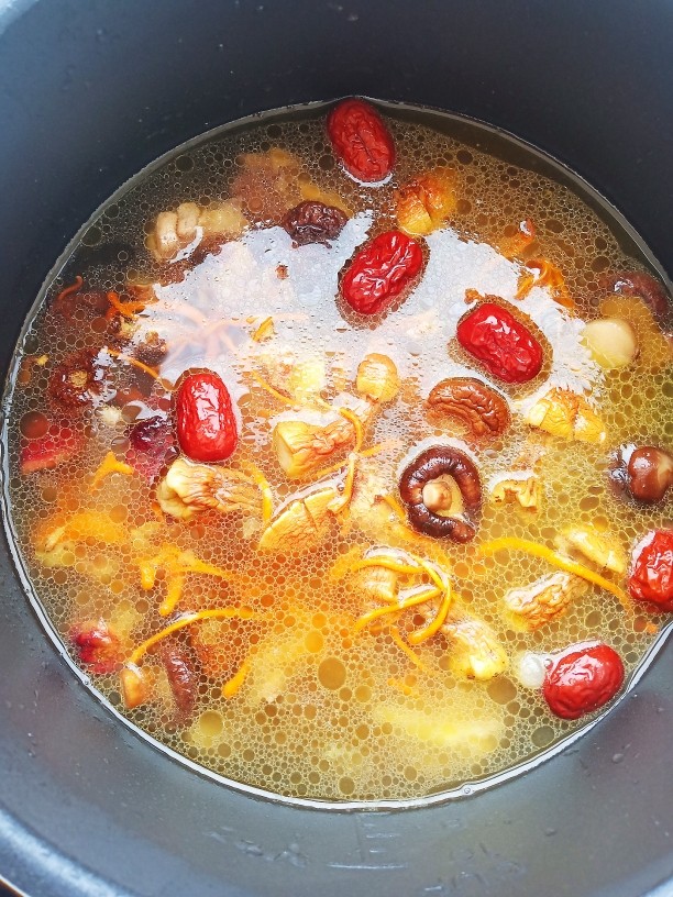 菌菇土鸡汤,加入适量的清水,按煲汤模式煲汤。