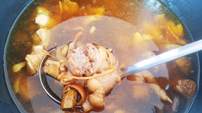 菌菇土鸡汤,时间到了后,再加入适量食盐调下味道。