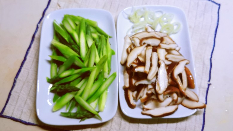 芦笋炒蘑菇,<a style='color:red;display:inline-block;' href='/shicai/ 3250'>葱</a>切片,至此食材处理完毕。