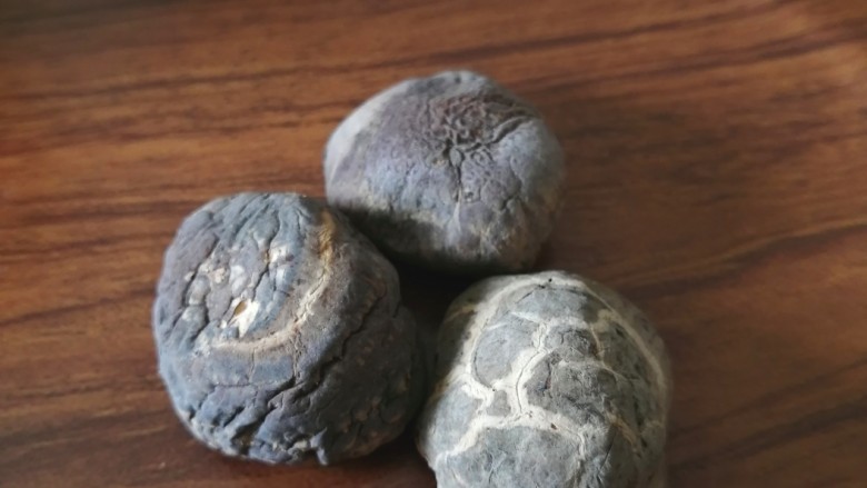 香菇炒鸡蛋,准备<a style='color:red;display:inline-block;' href='/shicai/ 230'>香菇</a>