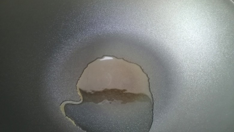 香菇炒鸡蛋,热锅入油