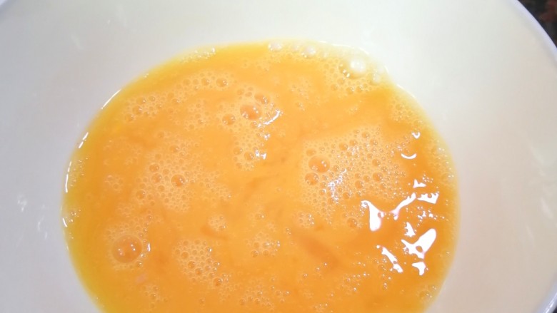 香菇炒鸡蛋,搅打成蛋液