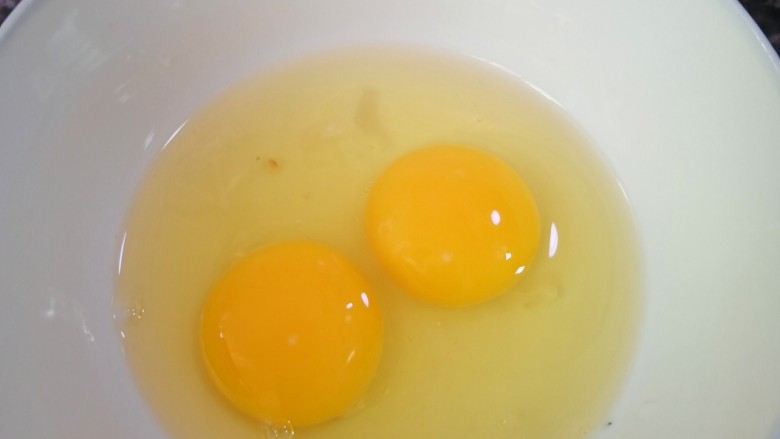 香菇炒鸡蛋,鸡蛋打入碗里