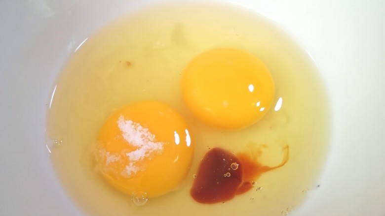 香菇炒鸡蛋,加入盐和几滴<a style='color:red;display:inline-block;' href='/shicai/ 788'>生抽</a>