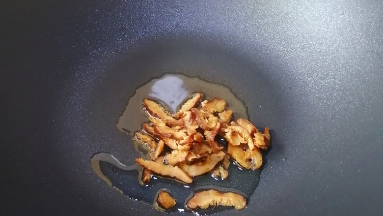 香菇炒鸡蛋,加入香菇丝，翻炒片刻