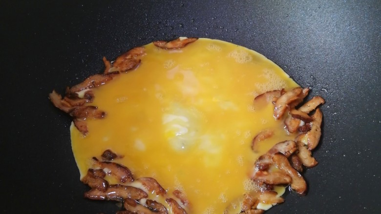 香菇炒鸡蛋,倒入蛋液液，不断翻炒