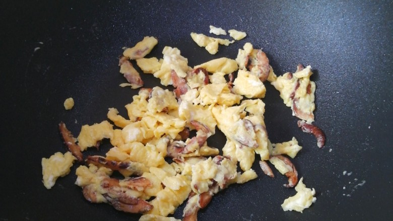 香菇炒鸡蛋,炒至熟