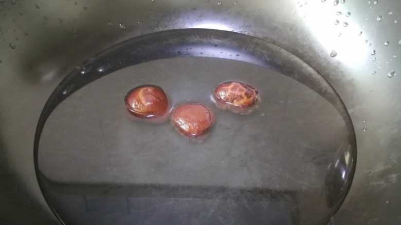 香菇炒鸡蛋,烧开水，把香菇焯水3分钟