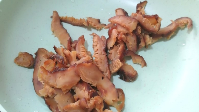 香菇炒鸡蛋,香菇切丝