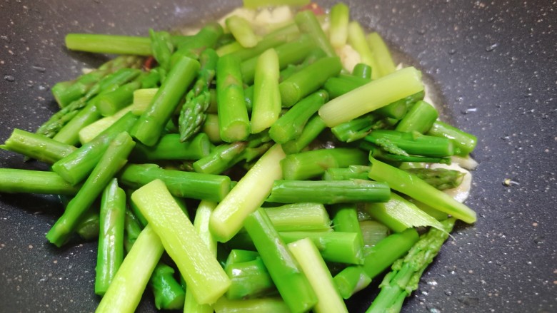 芦笋炒蘑菇,配料煸香后，绿芦笋下锅