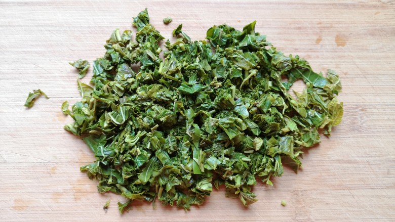香椿炒蛋,捞出过凉水,挤干水分切碎备用。
