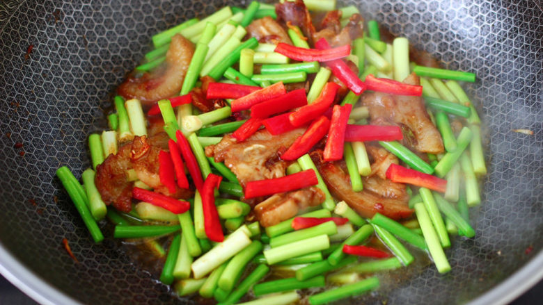 蒜苔回锅肉,这个时候加入红椒条。