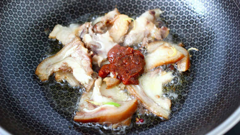 蒜苔回锅肉,看见肉片煎出油的时候，加入<a style='color:red;display:inline-block;' href='/shicai/ 705'>豆瓣酱</a>和<a style='color:red;display:inline-block;' href='/shicai/ 3729'>白糖</a>。