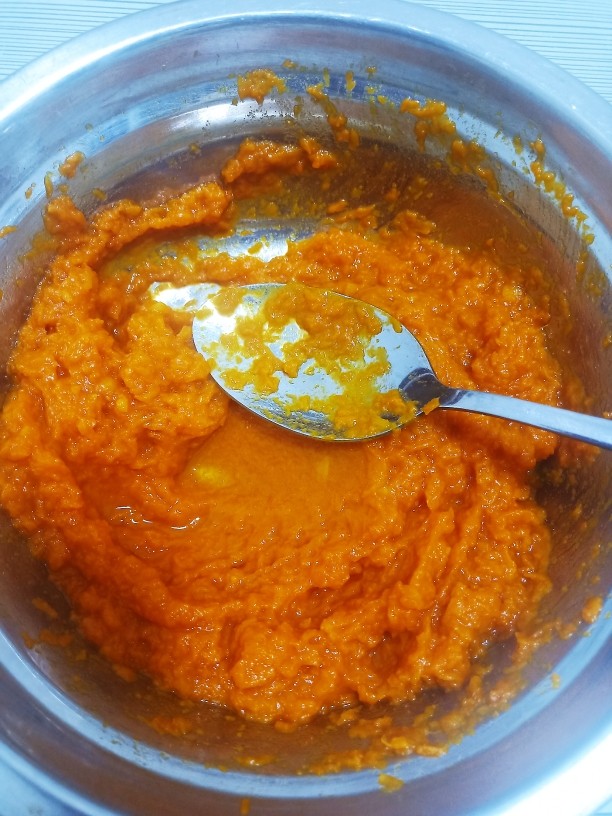 糯米南瓜饼,倒去多余的水,然后用勺子压成细腻的糊状。