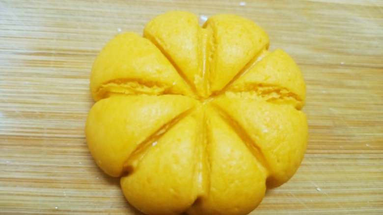 糯米南瓜饼,略微按一下,不要太扁,然后用牙签按出像南瓜一样的花纹。
