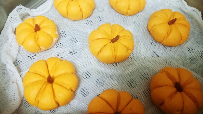 糯米南瓜饼,摆上蒸锅,大火蒸十分钟。