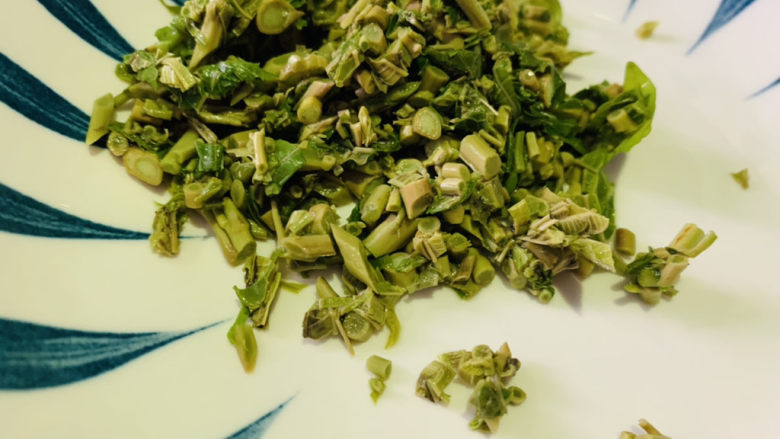 香椿炒蛋,将香椿沥干水,切碎