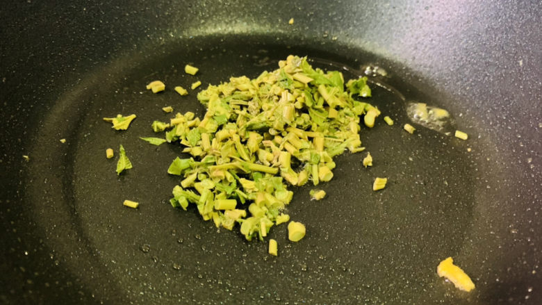 香椿炒蛋,锅加食用油,倒入香椿