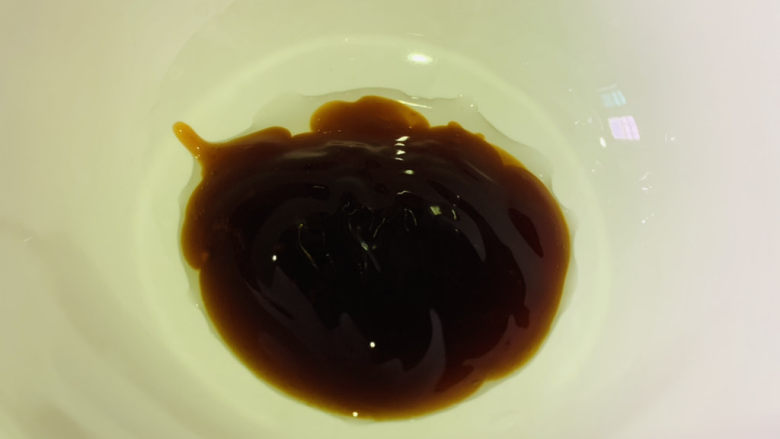 香菇炒鸡蛋,取一个碗,加<a style='color:red;display:inline-block;' href='/shicai/ 721'>蚝油</a>