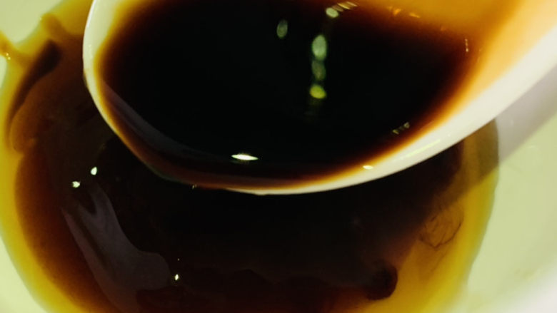 香菇炒鸡蛋,加<a style='color:red;display:inline-block;' href='/shicai/ 788'>生抽</a>,加清水,搅拌均匀