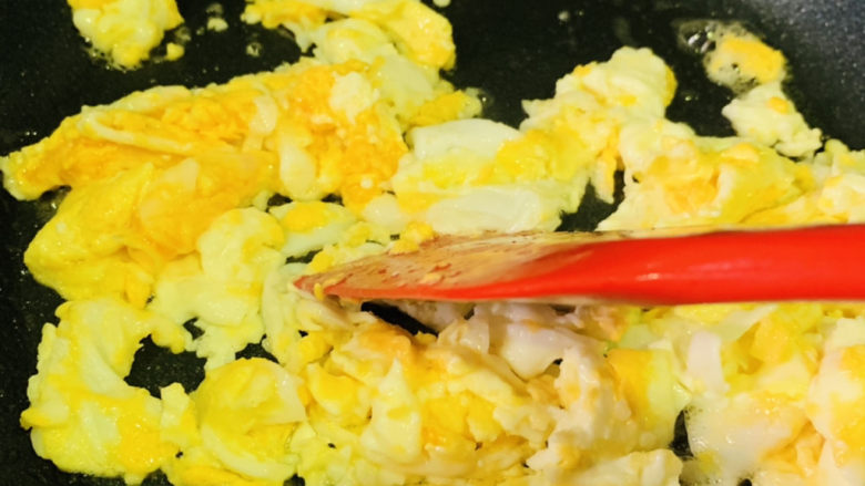 香菇炒鸡蛋,热锅,加食用油,大火,快速打入鸡蛋,翻炒,盛碗里待用