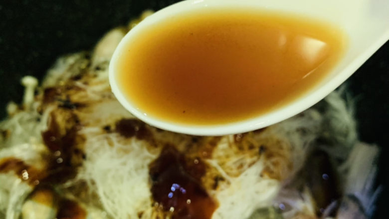 花甲粉丝,加<a style='color:red;display:inline-block;' href='/shicai/ 718'>料酒</a>,大火烧开