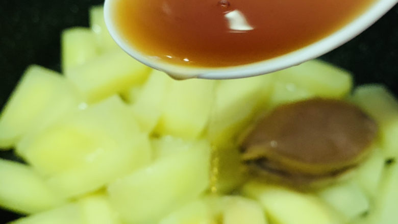 鲍鱼炖土豆,翻炒一会,加<a style='color:red;display:inline-block;' href='/shicai/ 718'>料酒</a>