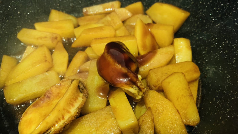 鲍鱼炖土豆,加蚝油,翻炒均匀调料