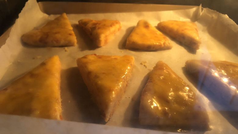 咸蛋黄肉松司康,烤箱预热180度,烤约25分钟。