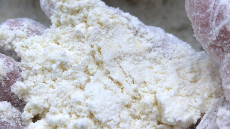 咸蛋黄肉松司康,抓捏均匀,黄油和粉类充分混合。